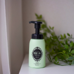 .朝の洗顔がちょっと楽しみになる🫧「ロゼット洗顔サボン スムースウォッシュ」は泡で出てくるタイプだから忙しい朝でもワンプッシュで濃密泡が完成✨もっちり弾力のある石けん泡が毛穴に密着して&hellip;のInstagram画像