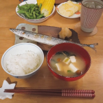 季節外れのとうもろこしをゲットした！冷凍庫から発掘した秋田の枝豆も茹でて、季節感ごちゃごちゃなメニューになってしまった😅秋刀魚には寺岡有機醸造 ダブルレモンぽんず をかけて食べたよ〜レモン感が強く&hellip;のInstagram画像