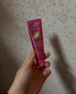 アロエモイスチャーサイズ感がポーチにも入りやすいサイズで持ち運びにも便利です爪のささくれや手はすごく乾燥するので、ハンドクリームは必需品なのですが、すぐにスマホを使ったり、パソコンを使ったりした&hellip;のInstagram画像