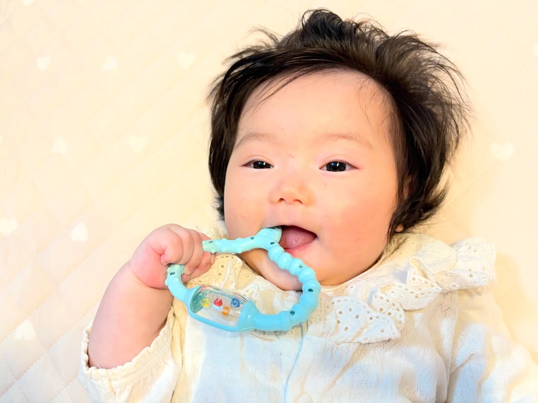 口コミ投稿：@curaproxjapan のベビー歯がため🦷歯の生え始めなのか最近お口ブーブーしてるはるひ…