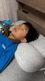 𖤣𖥧𖥣𖡡𖥧𖤣...みなさん寝る時はどの向きで寝ますか？首・肩をじんわり40度で温めてくれる横寝用のまくら「首と肩がホッとする横寝枕 サイドフィット」横寝用に考えられているため寝&hellip;のInstagram画像