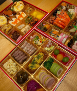 毎年毎年もう年末！？ってなってる気がする。。もうあと1ヶ月と少しで今年も終わり！お正月はいつも義実家に集まるのですがそれ以外はおうちで過ごしています。お正月といえばやっぱりおせち料理♩食べると&hellip;のInstagram画像