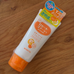 ドラッグストアとかでも買えるロゼットゴマージュ🍊30秒くるくるするだけ！お肌のザラつき・ごわつき・くすみ悩みの原因となる古い角質をポロポロ絡めとるピーリングジェル。かわいた肌、ぬれた肌、どちらで&hellip;のInstagram画像