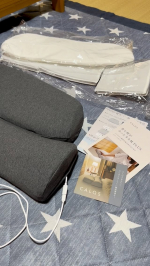 #PR #calqs⁡⁡『首と肩がホッとする枕PLUS』⁡USBをさして使う枕初めて✨この枕は「首肩温め機能」と「首ほぐし機能」があって、日々頑張って疲れている体に、極上の癒し体験を🌱&hellip;のInstagram画像