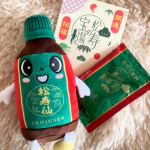 松寿仙のゆるキャラ『松ちゃん（しょうちゃん）』マスコットと&ldquo;松寿の宝湯（しょうじゅのたからゆ）［浴用化粧料］&rdquo;を一緒に撮ってみたよ🛁🌲お家のお風呂で味わえる&ldquo;森林浴気分&rdquo;✨まるで森の中にいるみ&hellip;のInstagram画像