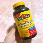 ネイチャーメイド スーパーマルチビタミン&ミネラル  1粒で複数の栄養素がまとめて手軽に摂取できるところが嬉しいサプリ。 転職してかは初めて迎える年末、最近は特に忙しくて帰りが遅くなり疲れて&hellip;のInstagram画像