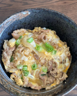 @yoshinoya_co_jp samaから牛丼の具頂きました🐮肉うまレシピ🍖『他人丼🐮🥚』1.吉野家の具を温めて小さめのフライパンに入れる2.大さじ2水を加えて加熱3.温まったら溶いた&hellip;のInstagram画像