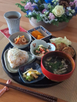 .作り置き？残り物？ないつものおうちランチ・人参葉入り照焼きつくね・かぼちゃの炊いたん・切干大根の炊いたん・カニかまと分葱のゆず味噌和え・白菜の浅漬け・わかめとえのきのしいたけ茶お吸い&hellip;のInstagram画像