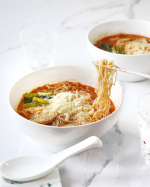 🍅🍜久しぶりに太陽のトマト麺！イタリア産有機トマトと鶏白湯の濃厚なスープがクセになる美味しさなの♪トマトだけじゃなく江戸菜も入って栄養たっぷり🥬さらに私の好きな極細麺には、豆乳入りで&hellip;のInstagram画像