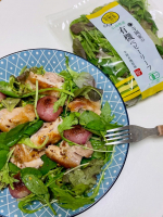 今日のごはんは"寺岡家の有機ベビーリーフ"をたっぷり使ったチキン＆ラディッシュのグリルサラダ🍗🥗ラディッシュは自分たちの畑で育てたもの🫜このベビーリーフは、5種類以上の若葉がミックスされてい&hellip;のInstagram画像