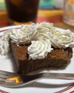 SNSでよく見る、あの簡単お手軽ガトーショコラ！気になって作ってみた✨🍫本当は卵白と卵黄を分けてメレンゲ作るみたいだけど、分けるのが面倒で今まで挑戦できず💦でも必ずしもでなくみたい？分けな&hellip;のInstagram画像