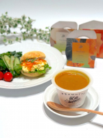 テラス菜園の葉物野菜を収穫し、ふんわりイングリッシュマフィンを焼いてたまごサンドにした今日のランチ♫もう一品欲しいなと思った時に&hellip;容器のままレンジで1分温めるだけのこちらのスープが便利でとても美&hellip;のInstagram画像