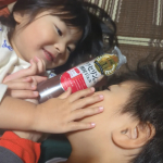 乾燥肌の子供達😱お風呂あがりにクリーム塗らないと痒くて痒くて寝れないくらい😭でもこのクリーム塗ってからは全くないんです🥺🌈ワセリンだから安心して使える🫰しかもポンプ式!!自分で塗ってくれるところも&hellip;のInstagram画像