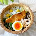 秋のお弁当を作りました🍁丸いお弁当箱に詰めました☺️銀杏ごはん鮭の藻塩焼きブロッコリーのおかか和えうま塩ゆで卵れんこんのめんたいマヨ和えきのこのマリネ#PR #野菜をMOTTO #&hellip;のInstagram画像