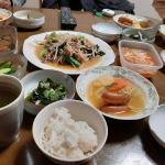 生ワカメを買ったので、わかめの酢の物たこでなく、ちくわで#わかめの酢の物久々の野菜炒めもやし。ラーメンと焼きそばの時にしか買っていなかった。レパートリー増やさないと。#野菜炒めジ&hellip;のInstagram画像