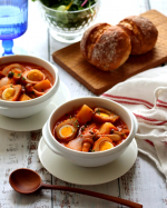 朝晩の空気がひんやりと感じられる季節になってきました。そんな時期に恋しくなるのは、体の芯からあたたまるお料理です🤗今月は、ほっとやさしい味わいの「うずら巻のトマトクリーム煮」を、カネサダ様の&hellip;のInstagram画像