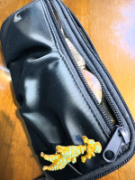 ファブファブという新製品のラウンドをメイクポーチにしています。文具会社の製品だからもしかしたらペンケースかもしれませんがちょうどいい、んですよねー。ブラシ類、つけま、リップ、アイシャドウ&hellip;のInstagram画像