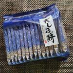 和風だしの芳醇な旨味が凝縮されたもち吉さんの、だし乃餅 旨醤油味のおかき。ボリボリとした食感と噛めば噛むほど米の甘味とだしの風味が口の中に広がります！カルシウムが摂れるのも嬉しいです。一枚ずつ&hellip;のInstagram画像