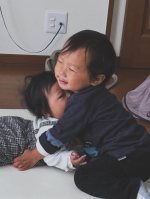 妹が大好きなこじろうくん👦🏻おもちゃは譲れないけど、毎日何回頭よしよししてるんだろう😊💦これからもずっと仲良しでいてね🩷パパが3ヶ月の育休が終わってからは毎日バタバタと時間が過ぎてしまってい&hellip;のInstagram画像