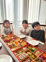 &infin;おせち 蔵王蔵王黒帯　特大和洋おせち&hellip;&hellip;&hellip;&hellip;&hellip;&hellip;&hellip;&hellip;&hellip;&hellip;&hellip;&hellip;&hellip;&hellip;&hellip;&hellip;&hellip;初めて【蔵王福膳】の冷凍おせちを頂きました♪届いてみたらずっしりとした豪華な3段おせち✨寸法も大きく沢山の&hellip;のInstagram画像