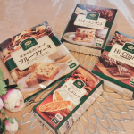 自分ご褒美に❤幸せな時間😄☑ＣＯ・ＯＰ ラムレーズンサンドがんばった家事の合間にたべたくなるお菓子。ラムレーズンのちょっと大人の味わい。がたまらない。サンドされているビスケットもおい&hellip;のInstagram画像