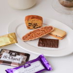 .おうちでほっと一息つける時間に🍰☕️おうちCO-OPの「人気お菓子詰め合わせ」をお試ししました。どれも&ldquo;いつものおやつ&rdquo;よりちょっと贅沢な味わいなこと。ラムレーズンサンドはサクッと&hellip;のInstagram画像