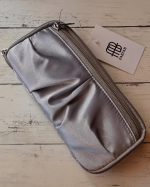 ‥251220‥FABFAB ペンケース ドレープタイプ学生でもないのにいつもペンケースがパンパン（写真では全然少ない）なのでこの大容量タイプは嬉しい🙌修正テープやホチキス、クリップなんかもまだ&hellip;のInstagram画像