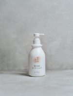 日本製　無添加生活 無添加ボディミルク 400ml をお試しさせて頂きました。PR @maxcosme1905 家族みんなで使える無添加の全身保湿ボディミルク。無香料で肌なじみがよく、みず&hellip;のInstagram画像