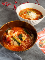 大好きな太陽のトマト麺🍅トマトラーメンとチーズラーメン食べ比べしました♪太陽のトマトラーメン&times;チーズラーメンが一度に味わえる♪ラーメン一杯でトマト約3個分(小型イタリア産有機トマト)のリコピンや&hellip;のInstagram画像