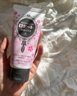 大好きな「ロゼット洗顔パスタ」から、「桜の香り」が数量限定で新登場したとのことで、早速使用してみました🌸うっとりするような甘酸っぱい香りと、簡単に作れるモコモコ濃密泡に包まれながら、至福の洗顔タイ&hellip;のInstagram画像