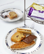 🧁🍪仕事納めしたよー！９連休最高✨年末年始はおうちＣＯ-ＯＰ人気のお菓子でおうちアフタヌーンティーするよ🎄&nbsp;・ＣＯ・ＯＰ ラムレーズンサンド ・ＣＯ-ＯＰハイシャレル ・ＣＯ-ＯＰアーモ&hellip;のInstagram画像