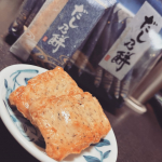 サクッとした食感とふんわり香るお出汁がたまらなく美味です✨#PR #もち吉 #おやつはもち吉 #mochikichi #moniplaのInstagram画像