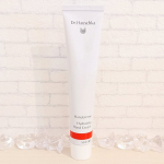 乾燥しがちな毎日で、手荒れが気になる今日この頃、ドイツ生まれのオーガニックブランド〖Dr.ハウシュカ　ハンドクリーム〗を使ってみました✨&nbsp;合成香料・着色料・保存料フリーで100％天然由来の処方なん&hellip;のInstagram画像