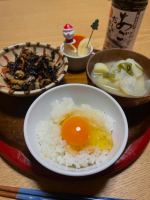 ※1番ホッとする和食の朝ごはん。卵かけご飯にお味噌汁に，ひじきの煮物。クリスマス前なのでフルーツにはサンタを🎅卵かけご飯と煮物に使ったのは、【あごだし醤油】です。だし入りなのでいつもの醤油を&hellip;のInstagram画像