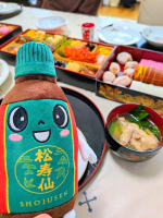松寿の宝湯キャラクター『松ちゃん』とおせち😋❤️めでたいあけましての席にも連れて行きました🎍もちもちの体つきが人気💕飲み物と間違えられるから、入浴剤だよ！とアピールしておきました❤️松寿の&hellip;のInstagram画像