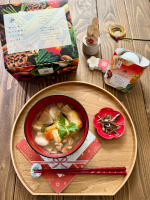 【野菜をMOTTO】利尻昆布だしの鶏肉と野菜たっぷり柚子香るお雑煮⁡鶏肉にタケノコ・大根・小松菜・人参・シイタケなど彩り良い具材と小さな丸餅が入ってて、レンチンするだけで手軽にお野菜たっぷりの美味&hellip;のInstagram画像