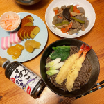 とうとうお正月休みが終わってしまいましたね。年末年始に美味しいものをたくさん食べたので、今週から少しヘルシーな食事を心がけたいと思います。🎍😋毎年、年越しそばは近所のお蕎麦屋で海老天、蕎麦、麺つゆ&hellip;のInstagram画像