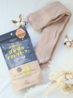 .まるで履く足湯！冷え込む夜の救世主ナイトウォーマーで、朝までぽかぽか𓍯✔️ まるで足湯に浸かっているような心地よさ履いた瞬間から「じわ〜っ」と広がる温かさ𓈒𓂂𓏸独自の編み方や素材のこだ&hellip;のInstagram画像