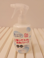 足洗いソープをモニターさせていただきました。仕事から帰ってくると、ずっと靴を履いているから臭いやベタつきがとっても気になっています🥺💦足洗いソープはスプレータイプで、泡で出てくるので吹きかけるだけ&hellip;のInstagram画像