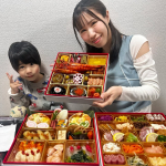 みんな今年おせち食べたかな😆？我が家は蔵王福膳のおせちを頂きました💓見てみてー✨めっちゃ豪華じゃない😆？✨三段あるんだけど、一段になんと20種類以上のお料理が入ってるのー😆✨子供でき&hellip;のInstagram画像