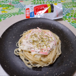 新年に&ldquo;よろこんぶ&rdquo;として縁起が良い「お徳用こんぶ茶」をいただいたのでお昼はカニカマでカニクリームパスタ風♡カニカマと豆乳クリームソースに味つけはこんぶ茶だけで美味しい😋アクセントでブラッ&hellip;のInstagram画像