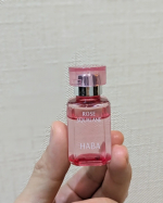 HABA「ローズスクワラン」を使い続けて、化粧ノリがよくなって目の周りの乾燥小じわが目立たなくなった感じがする✨顔以外にも手や髪にも使える✨今の時期乾燥で手に細かい白いヒビが入るんだけどローズスク&hellip;のInstagram画像