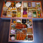 おせちは作れないのでこちらー🎶とっても豪華で色鮮やか😊こどもたちが喜ぶお肉の重箱もあるから嬉しい😃💕一つ一つに手が込んでいて、美味しい🌈金箔でおめでたい感じもあり、アワビも入っていたり💐不織&hellip;のInstagram画像