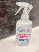 薬用柿渋　帰ってスグの足洗いソープを使い始めました。ニオイの原因菌を殺菌、汚れ・汗を洗浄し、足指、足甲、足裏の気になる臭いをスッキリしてくれます。スプレー泡なので、簡単に使えます。子供のル&hellip;のInstagram画像