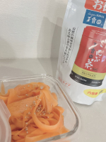 新年の&ldquo;よろこんぶ&rdquo;としても縁起がいいこんぶ茶🍵寒い季節の食卓にちょっと足してみたよ🫶🏼今流行りの！？キャロットリボンで常備菜づくり🥕味付けに使ったのは玉露園のお徳用こんぶ茶（顆粒）🤍&hellip;のInstagram画像