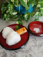 海の精 あらしお 70ｇ 原材料は海水で、賞味期限は無いので、長持ちします。 保存方法は高温多湿を避けて、常温で大丈夫のようです。塩むすびを作ってみました。 塩が美味しいとよりおむすび&hellip;のInstagram画像