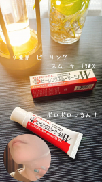 ポツポツありませんか？　首とか触ってみるとんー！なんかあるよな〜ってやつ😭　塗って浸透させてクルクルしてポロポロでつるん！目元に見えるポツに綿棒で直置き！毎日続けてポロリンする事に期待&hellip;のInstagram画像