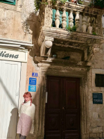 Split🇭🇷世界遺産に泊まりました‼️興奮が止まらないクロアチア第二の都市スプリットは宮殿の上につくられた街🏰夜スプリットに着いて見上げれば鐘楼。銀の門にも圧倒され、こんな古代遺跡に泊まる&hellip;のInstagram画像