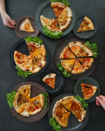 @k.tyhasピザパーティー🍕🥳　　土日ランチにうれしい😍🙌職人が一枚一枚手作りしてくれた本格ナポリピッツァ🍕　熊本からお取り寄せしたよ〜🚚冷凍庫あけてまっていました😋💪　　&hellip;のInstagram画像