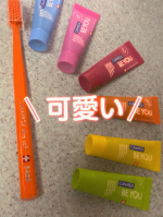 カラフルで可愛い歯ブラシ🪥と歯磨き粉😍歯ブラシタイムが癒しの時間に🩷🩷毛がたっぷりつまっている歯ブラシで歯垢がしっかり落ちます🥺実は歯磨き粉も中身までキラキラ可愛いくて、、🥰味も変わった&hellip;のInstagram画像